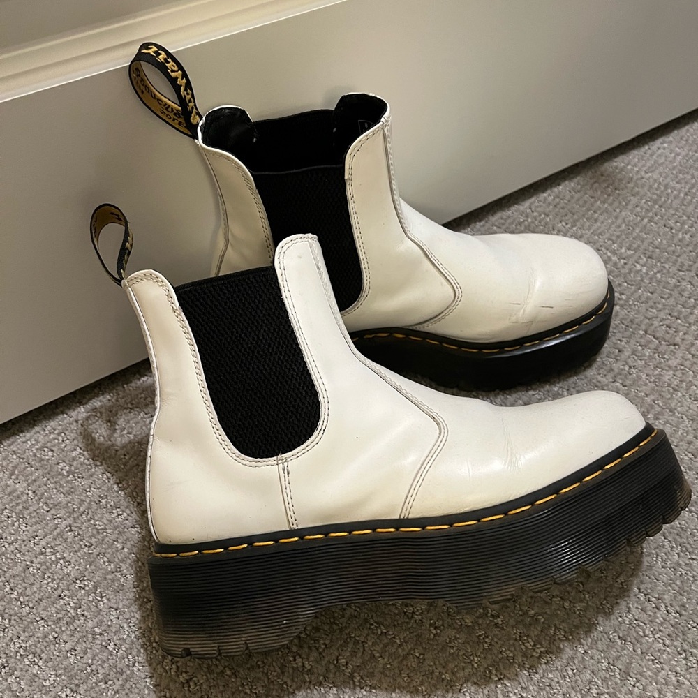 Dr. Marten 2976 SMOOTH LEATHER PLATFORM CHELSEA BOOTS